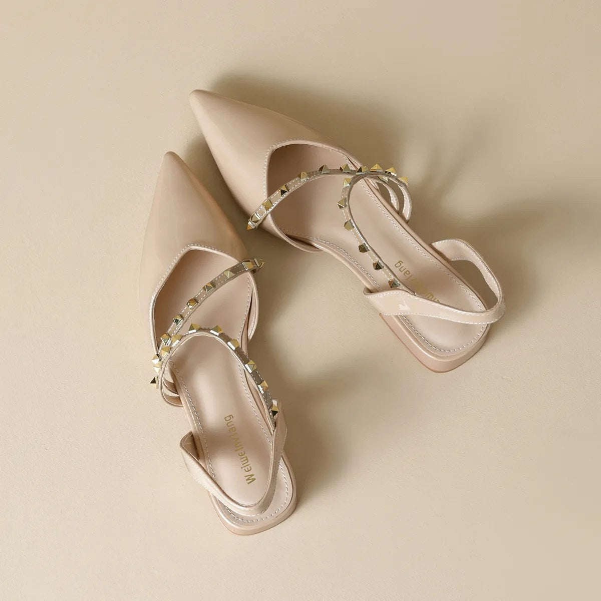 Liorah | Salón Slingback con Tacón Bajo y Tiras con Tachuelas Doradas