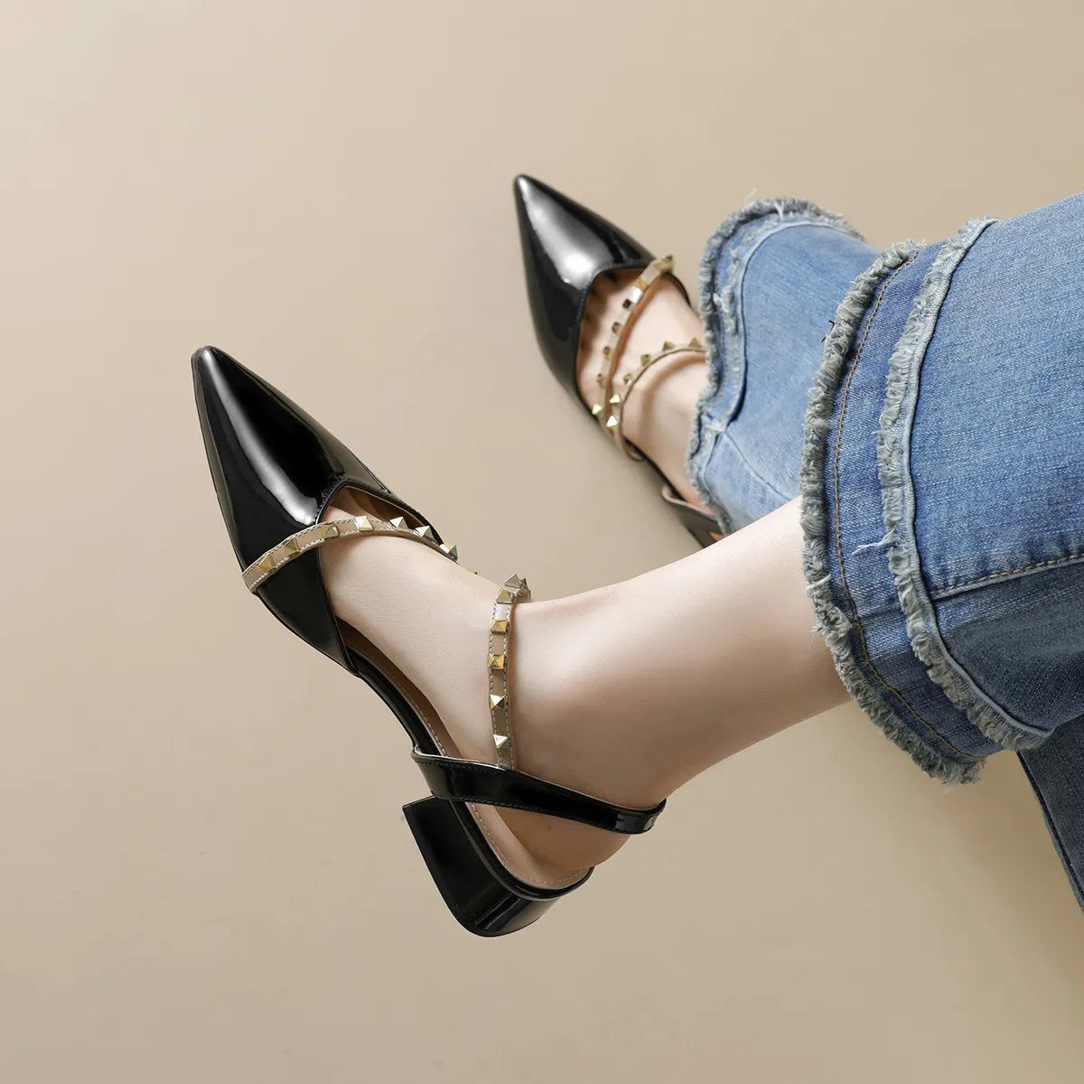 Liorah | Salón Slingback con Tacón Bajo y Tiras con Tachuelas Doradas