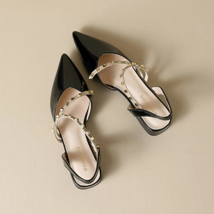 Liorah | Salón Slingback con Tacón Bajo y Tiras con Tachuelas Doradas