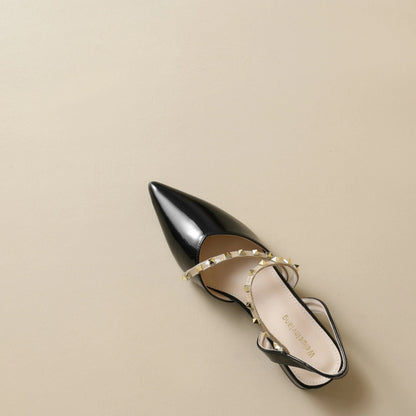 Liorah | Salón Slingback con Tacón Bajo y Tiras con Tachuelas Doradas