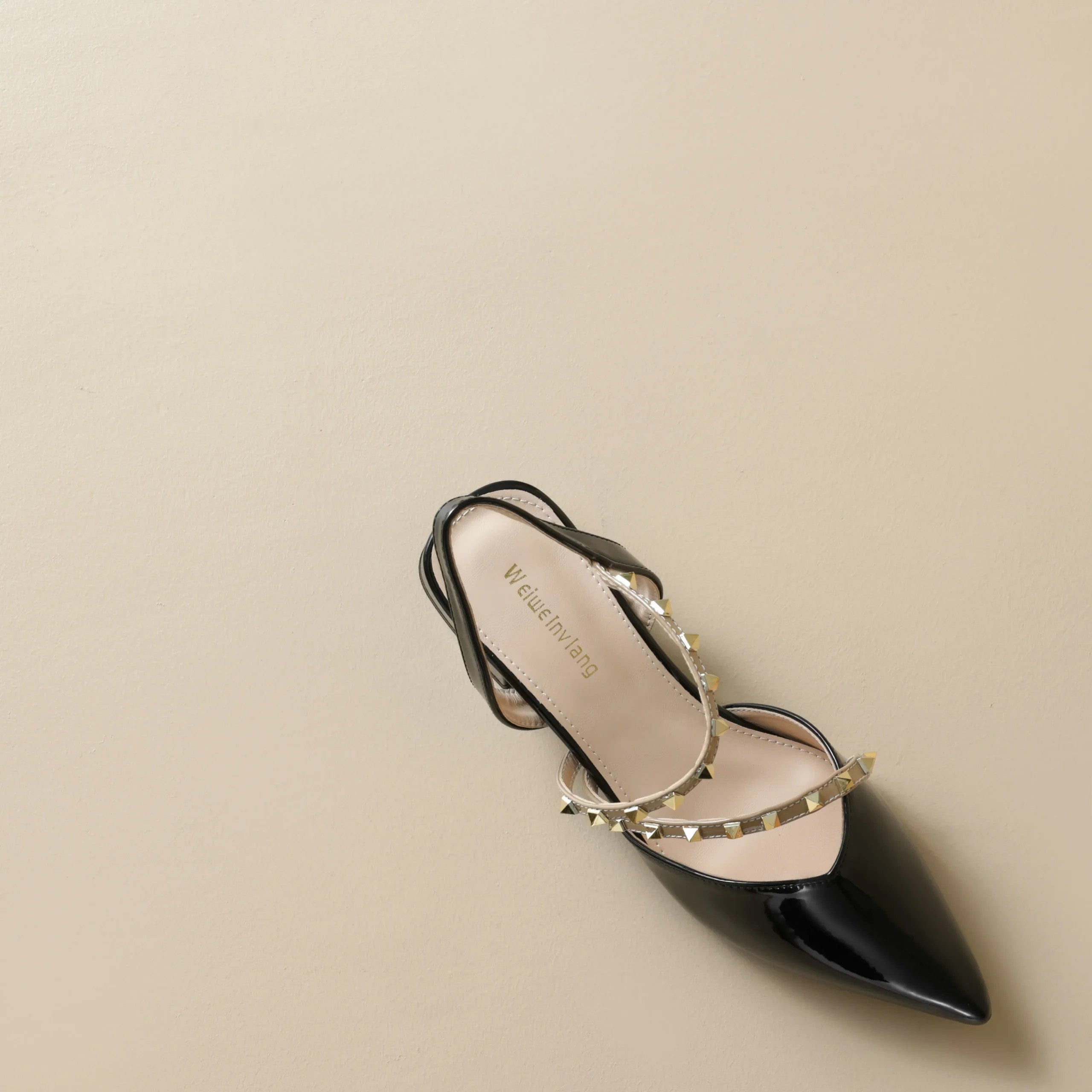 Liorah | Salón Slingback con Tacón Bajo y Tiras con Tachuelas Doradas
