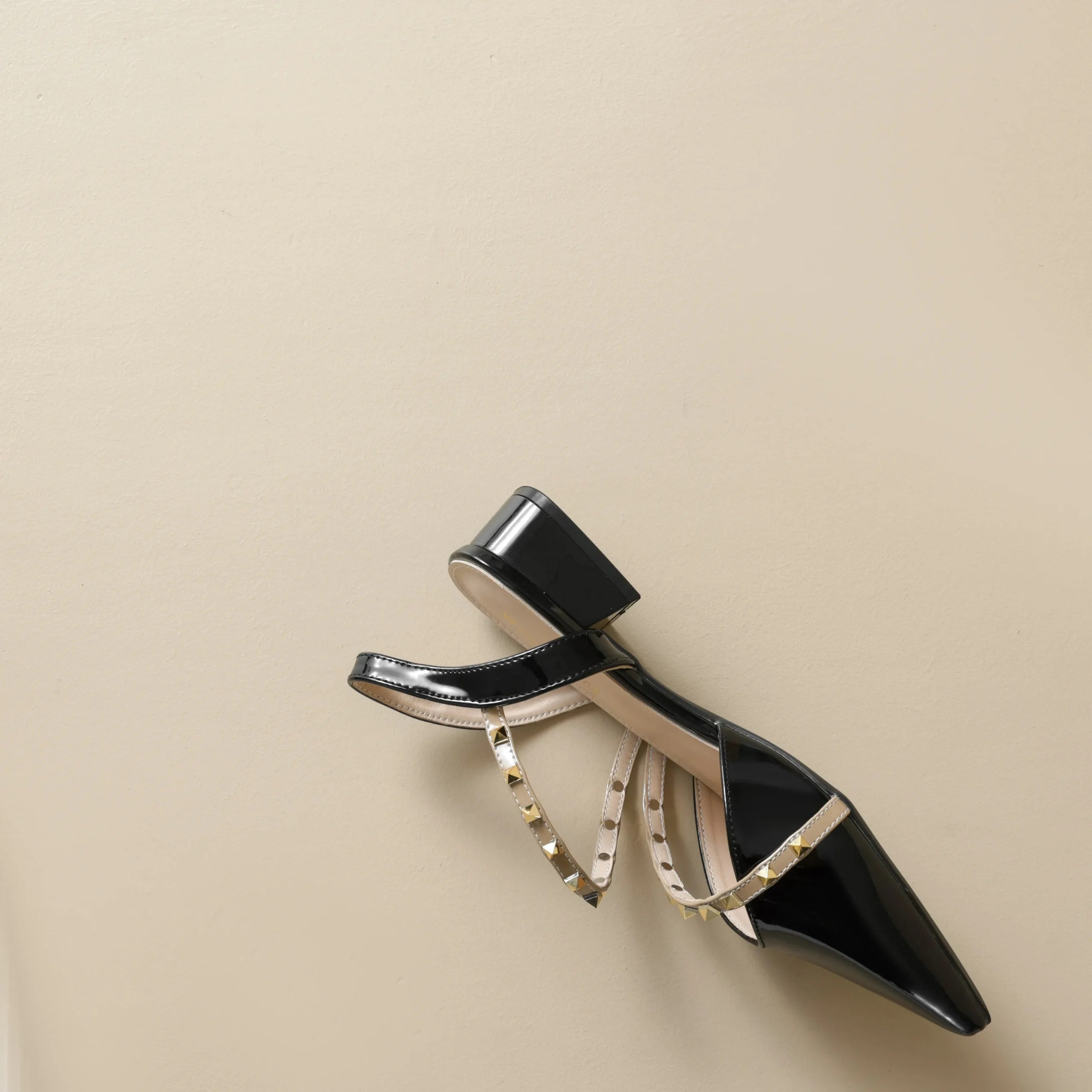 Liorah | Salón Slingback con Tacón Bajo y Tiras con Tachuelas Doradas
