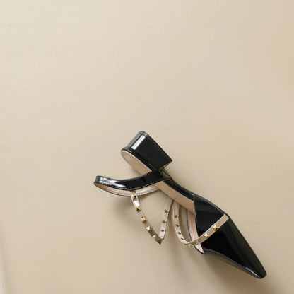 Liorah | Salón Slingback con Tacón Bajo y Tiras con Tachuelas Doradas