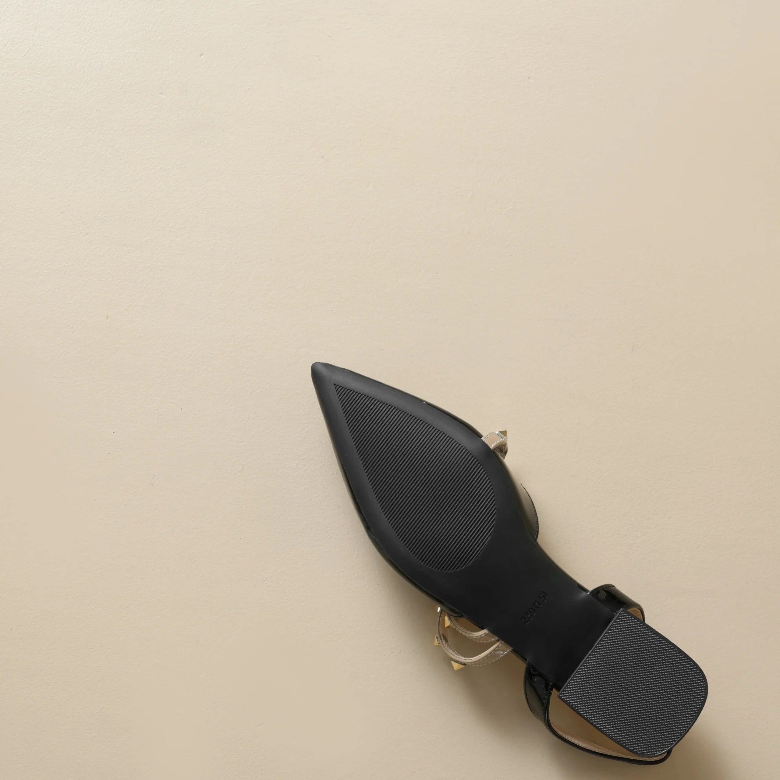 Liorah | Salón Slingback con Tacón Bajo y Tiras con Tachuelas Doradas