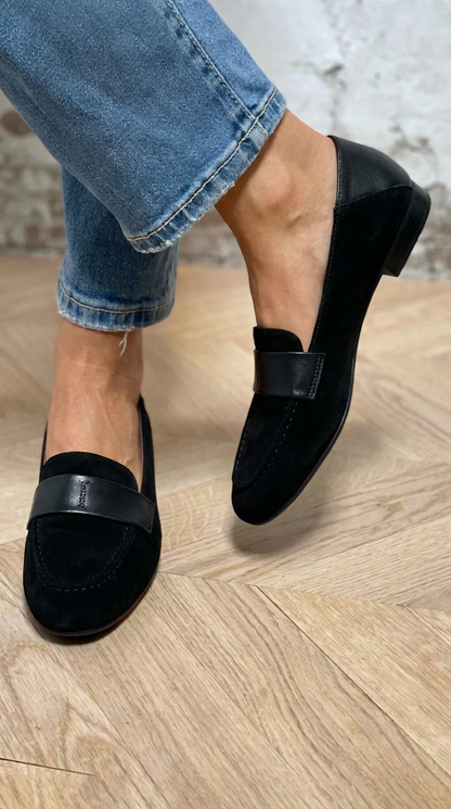 "Elra - Elegante Klassieke Schoenen" can be rewritten as "Elra - Stijlvolle Klassieke Schoenen".