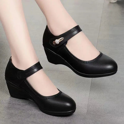 Claira | Elegante Comfort Pump met Verstelbare Enkelband