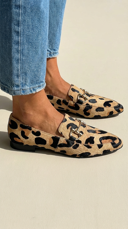 Eloise | Mocasín Plano con Estampado Leopardo y Hebilla Dorada
