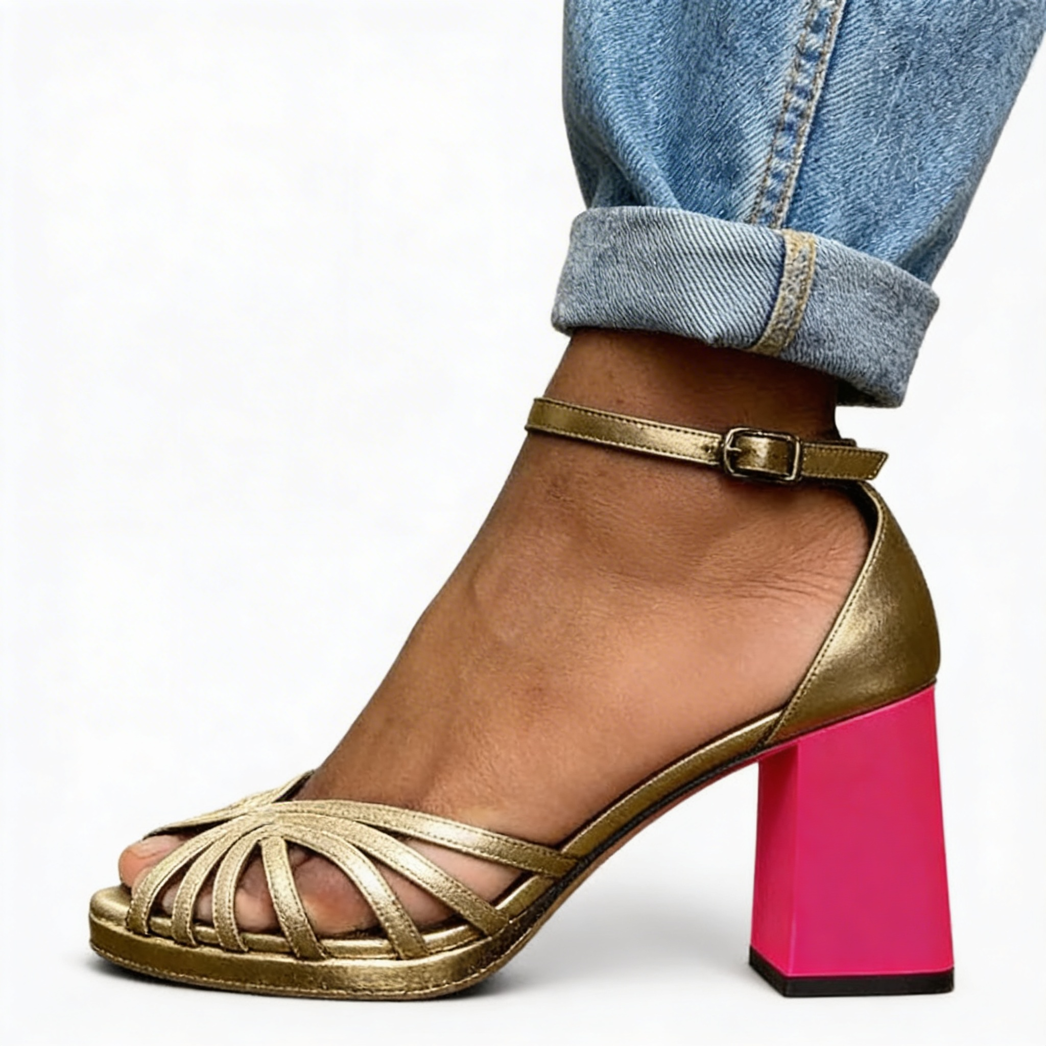 Fiesta | Sandalia de Tacón Ancho con Tiras Doradas y Tacón Fucsia