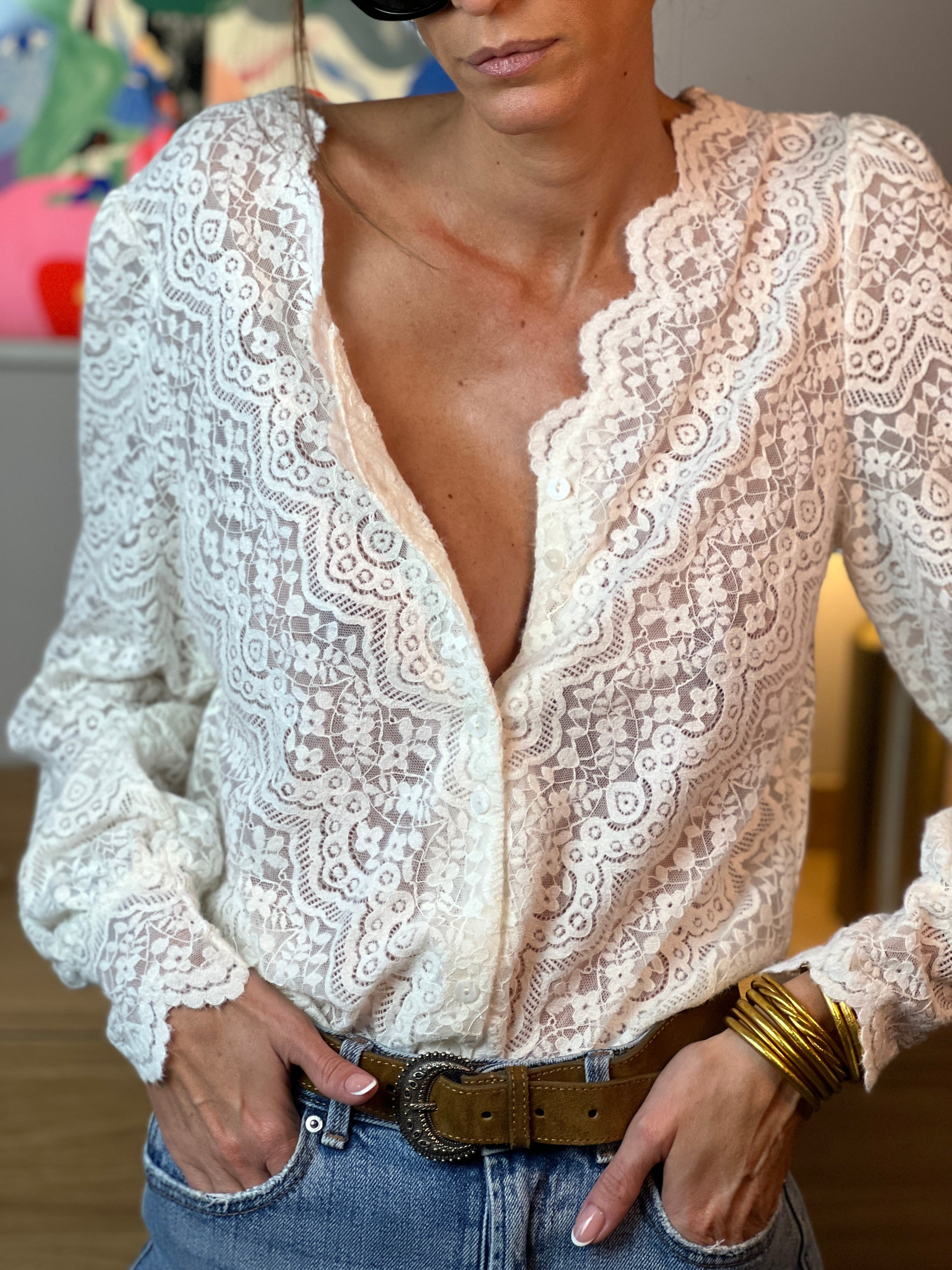 Leila | Blusa de Encaje Blanco con Escote en V y Manga Larga