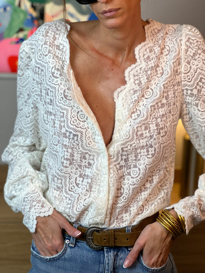 Leila | Blusa de Encaje Blanco con Escote en V y Manga Larga