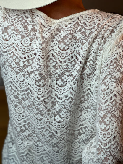 Leila | Blusa de Encaje Blanco con Escote en V y Manga Larga