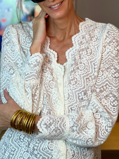 Leila | Blusa de Encaje Blanco con Escote en V y Manga Larga