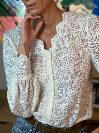 Leila | Blusa de Encaje Blanco con Escote en V y Manga Larga