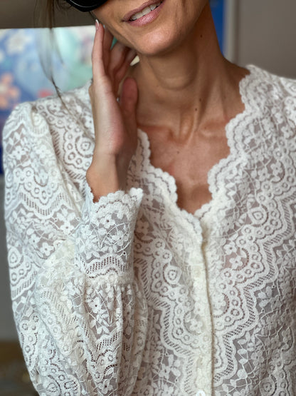 Leila | Blusa de Encaje Blanco con Escote en V y Manga Larga