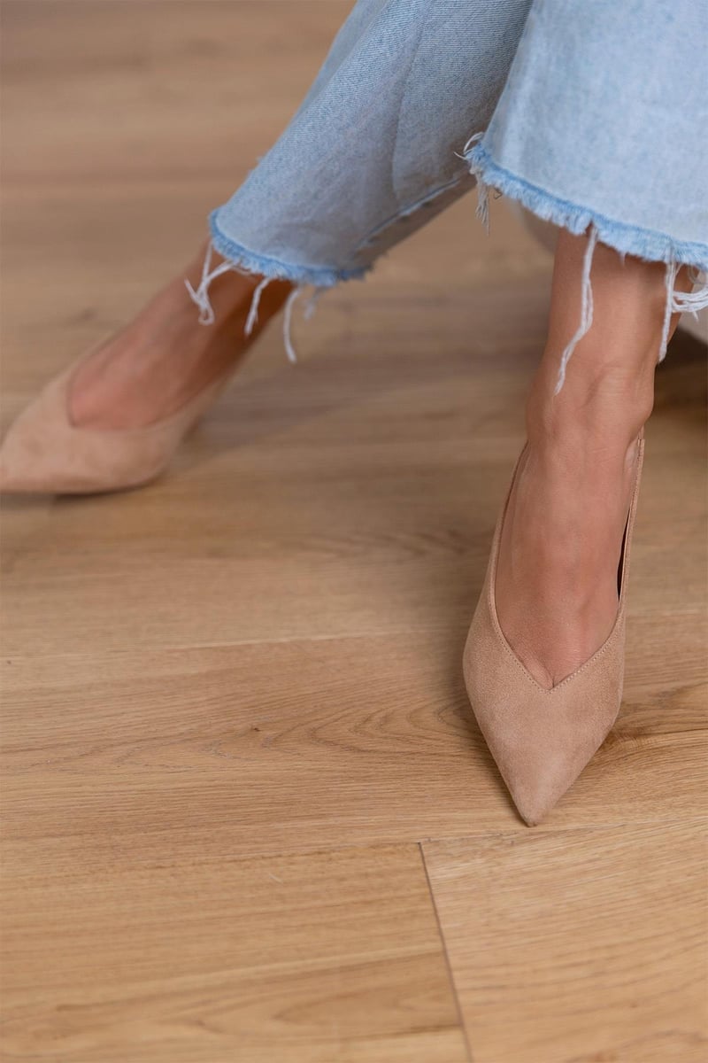 Selena | Salón Artesanal Slingback con Tacón Fino y Ante Beige