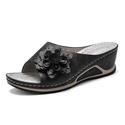 Camille | Dames Orthopedische Sleehak Slipper met Bloem en Geperforeerd Design