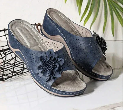 Camille | Dames Orthopedische Sleehak Slipper met Bloem en Geperforeerd Design