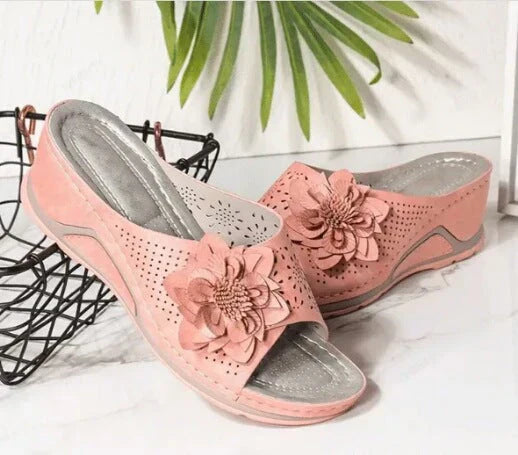Camille | Dames Orthopedische Sleehak Slipper met Bloem en Geperforeerd Design